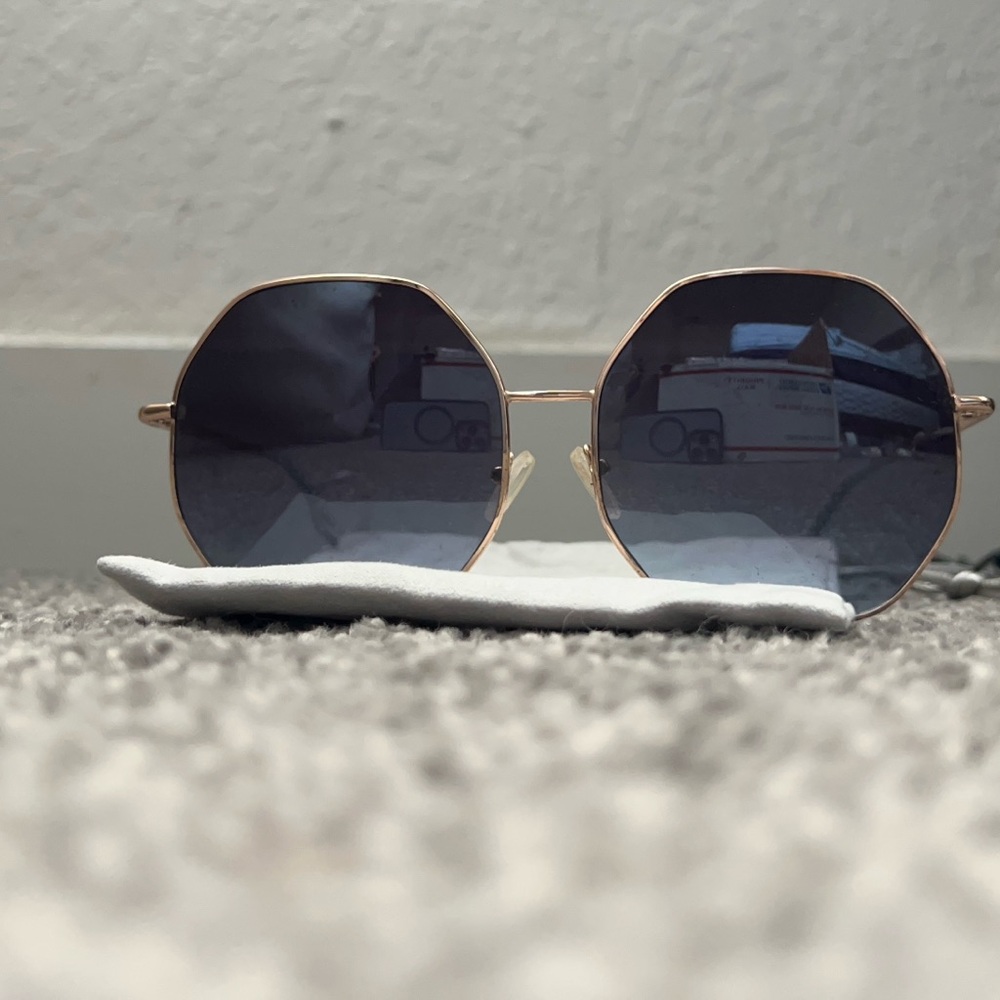 Oversized Gold Frame Sunglasses with Gradient Smoke Lenses